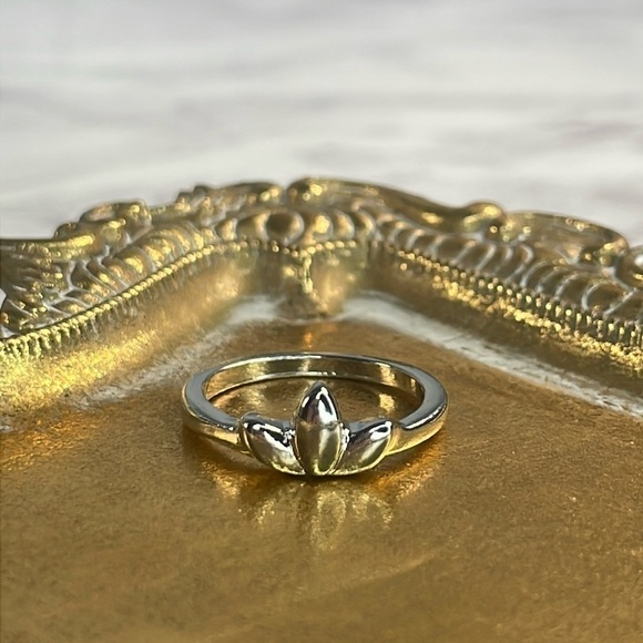 Flower Lotus Silver Ring - Picture 1 of 3